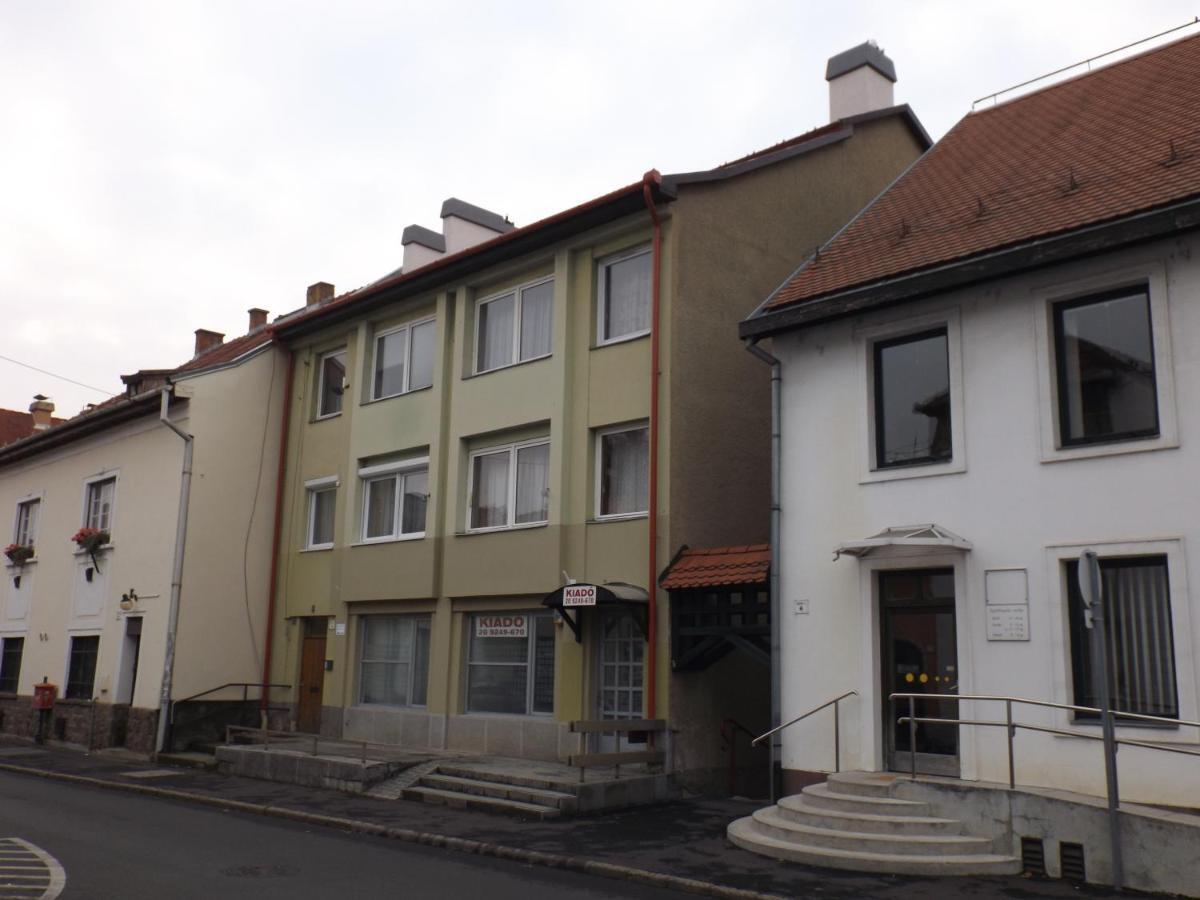 Vitalis Apartman Eger Bagian luar foto