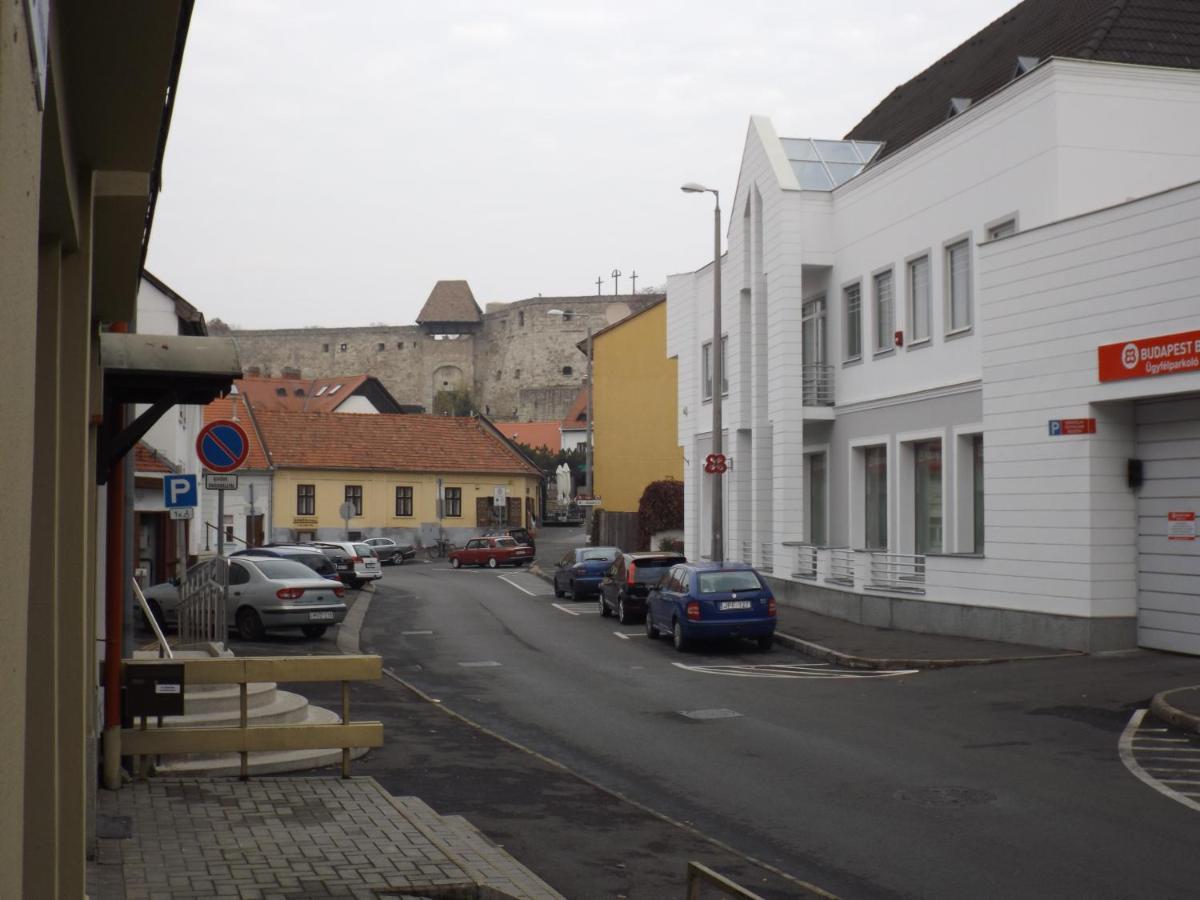 Vitalis Apartman Eger Bagian luar foto